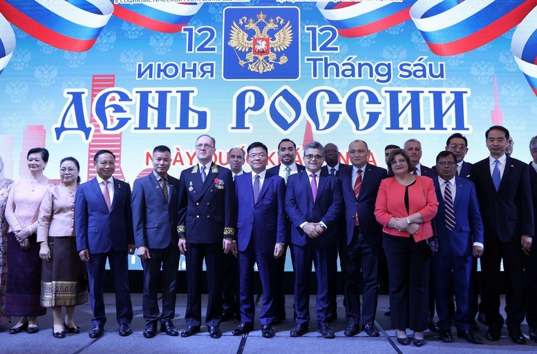 Phó Thủ tướng và Đại sứ Liên bang Nga tại Việt Nam cùng các đại biểu dự tiệc chiêu đãi - Ảnh: VGP/Đức Tuân