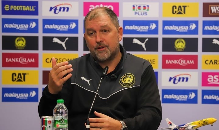 HLV Cklamovski trong buổi họp báo trước trận đấu giữa đội tuyển Việt Nam và Malaysia.