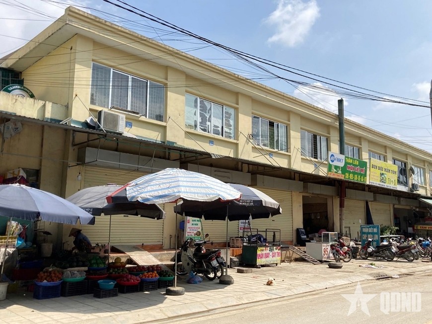 Nhiều ki-ốt ở chợ Noong Bua (Điện Biên) dừng hoạt động. Ảnh: HÀ KHÁNH