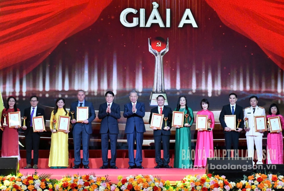 Lãnh đạo Đảng, Nhà nước trao giải A Cuộc thi chính luận bảo vệ nền tảng tư tưởng của Đảng lần thứ Tư, năm 2024 cho các tác giả (Ảnh: Trí Dũng)