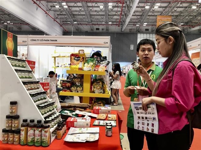 People visit the Home Show Vietnam 2025. (Photo: VNA)