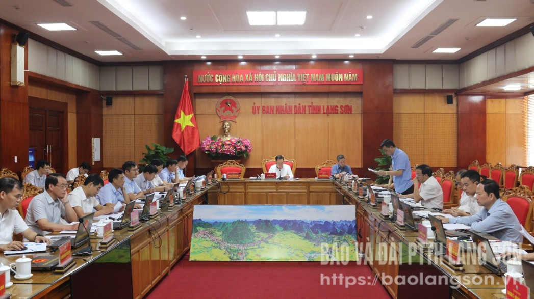 Lãnh đạo Văn phòng UBND tỉnh báo cáo tổng hợp các ý kiến bằng văn bản của các đơn vị