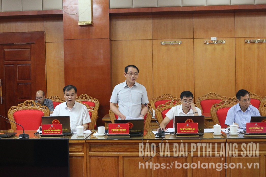 Lãnh đạo Sở Dân tộc và tôn giáo phát biểu tại phiên họp