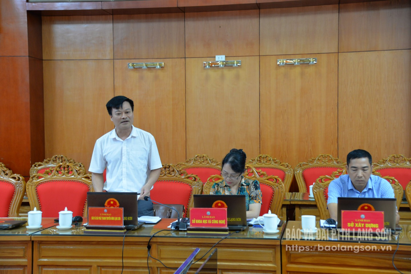 Lãnh đạo Báo và Đài Phát thanh Truyền hình tỉnh phát biểu tại cuộc họp