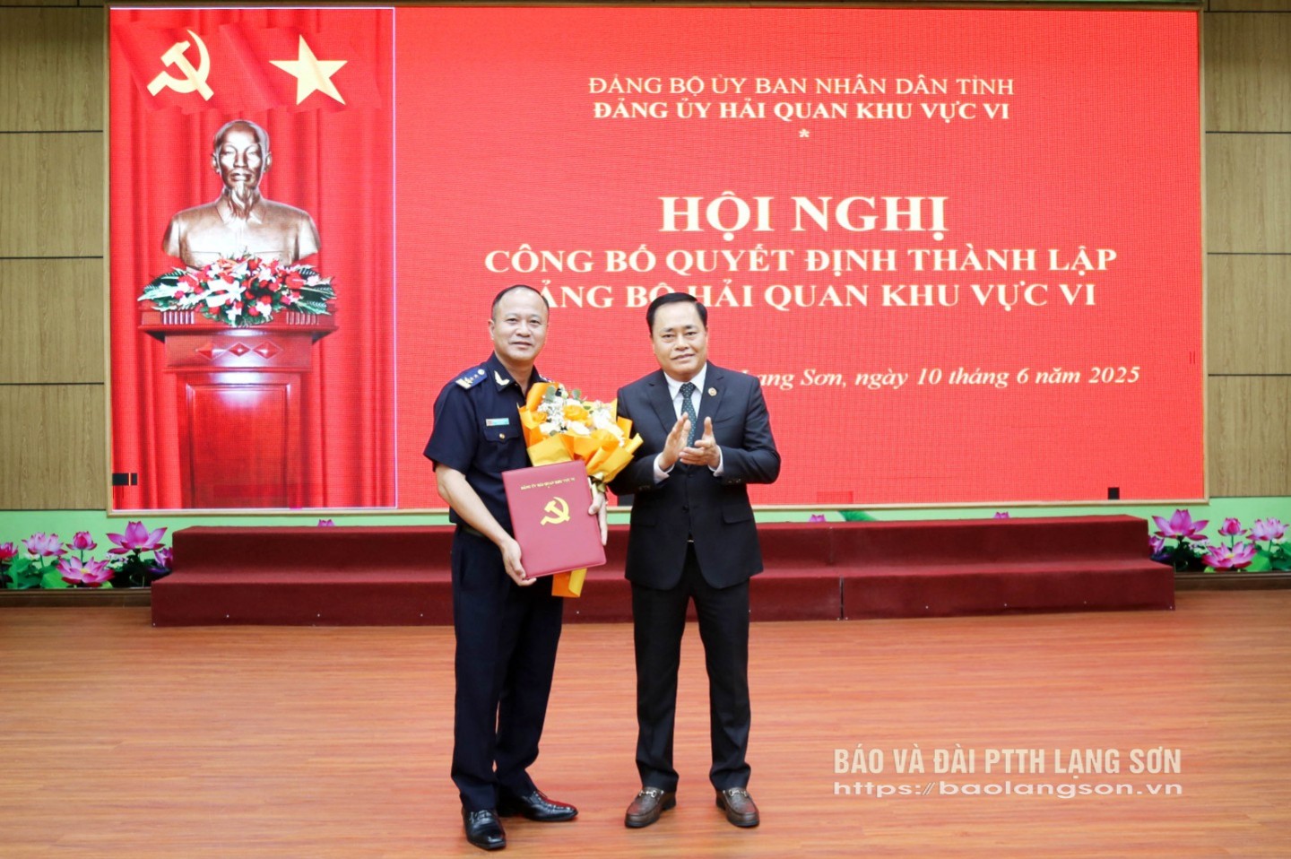 Đồng chí Hồ Tiến Thiệu, Phó Bí thư Tỉnh uỷ, Bí thư Đảng uỷ UBND tỉnh, Chủ tịch UBND tỉnh Lạng Sơn trao Quyết định thành lập Đảng bộ Hải quan khu vực VI cho lãnh đạo Hải quan khu vực VI