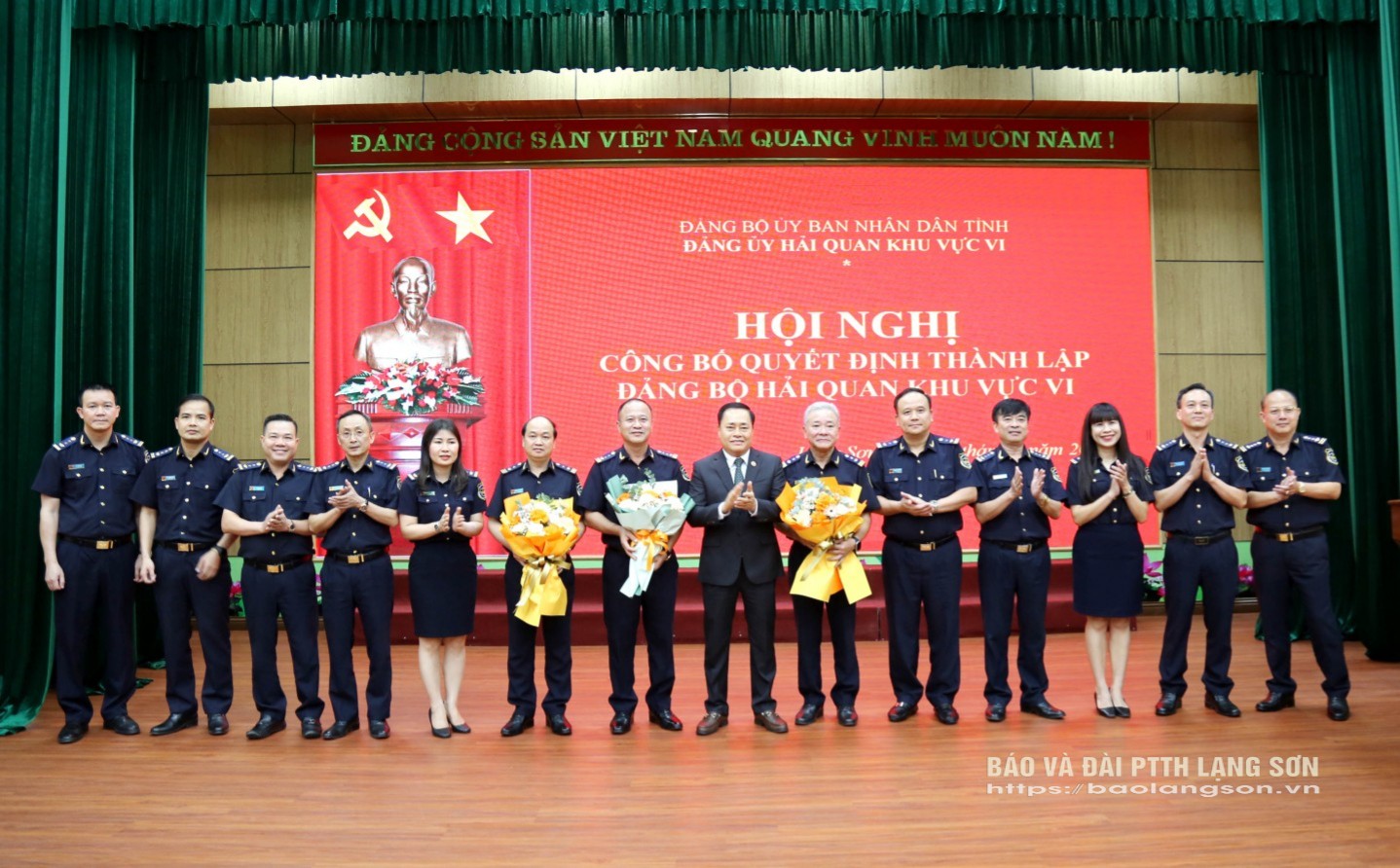 Đồng chí Hồ Tiến Thiệu, Phó Bí thư Tỉnh uỷ, Bí thư Đảng uỷ UBND tỉnh, Chủ tịch UBND tỉnh Lạng Sơn tặng hoa Ban Chấp hành Đảng bộ Hải quan khu vực VI, nhiệm kỳ 2020 - 2025