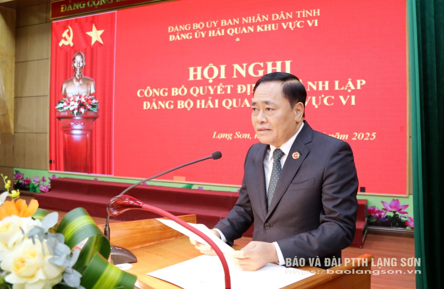 Đồng chí Hồ Tiến Thiệu, Phó Bí thư Tỉnh uỷ, Bí thư Đảng uỷ UBND tỉnh, Chủ tịch UBND tỉnh Lạng Sơn phát biểu tại hội nghị