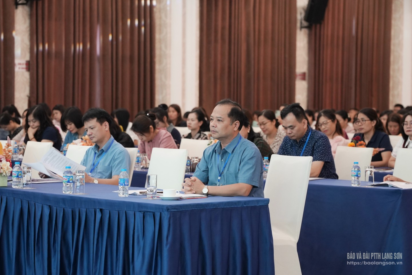 Cán bộ, giáo viên tham gia công tác chấm thi tại buổi khai mạc