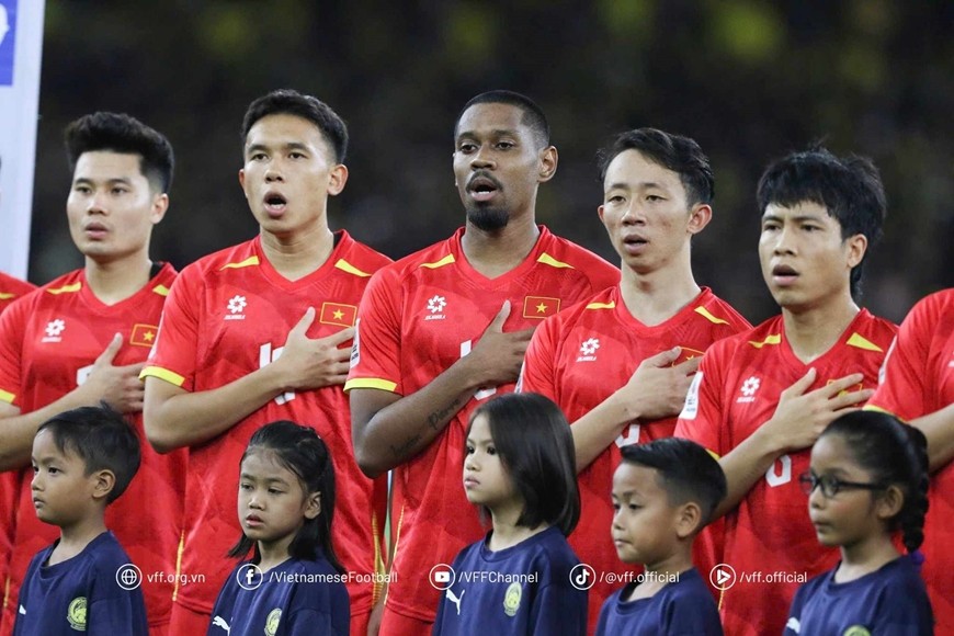 Các cầu thủ Việt Nam đá chính trong trận thua Malaysia 0-4. Ảnh: VFF