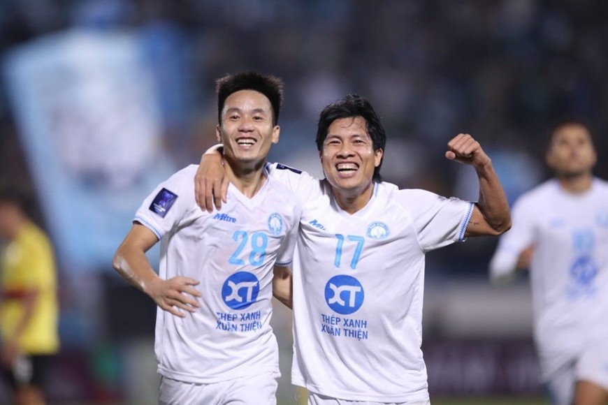 Thép Xanh Nam Định sẽ giành vé dự cúp C2 mùa tới nếu bảo vệ thành công ngôi vô địch V-League. Ảnh: VFF