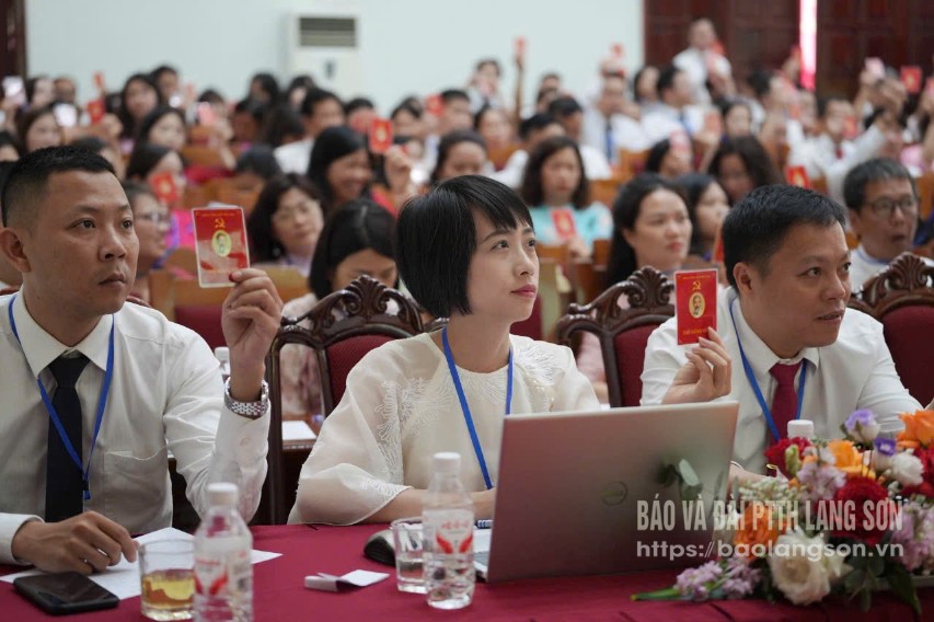 Các đại biểu biểu quyết thông qua Nghị quyết Đại hội Đảng bộ Sở giáo dục và Đào tạo nhiệm kỳ 2025-2030