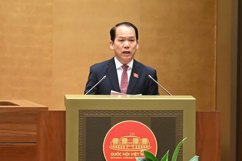 Chủ nhiệm Ủy ban Pháp luật và Tư pháp Hoàng Thanh Tùng trình bày báo cáo thẩm tra.