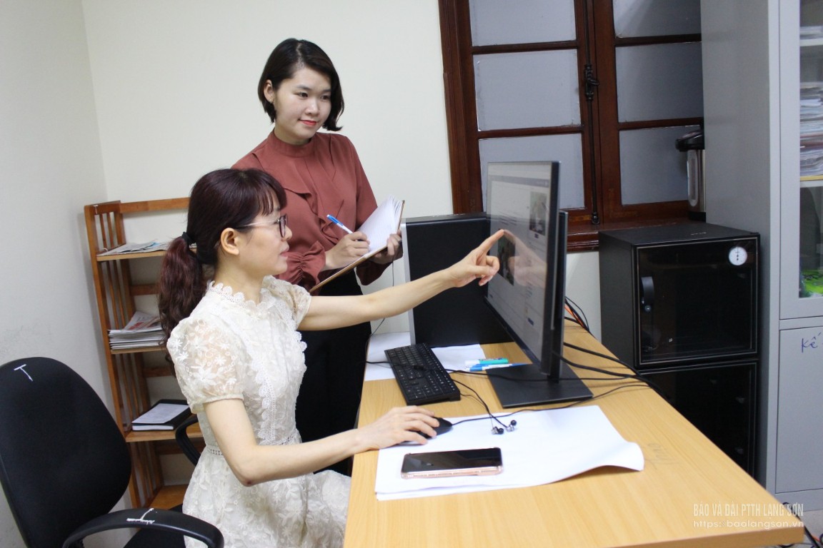 Biên tập viên Phòng Báo in, Báo và Đài PTTH Lạng Sơn trao đổi với phóng viên về bài viết