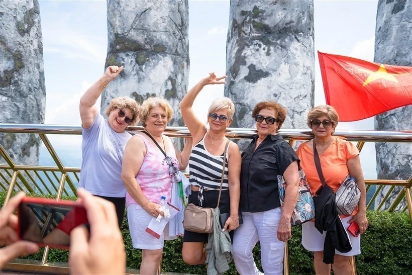 Foreign tourists post for a photo on Golden Bridge in Da Nang city (Photo: VNA)