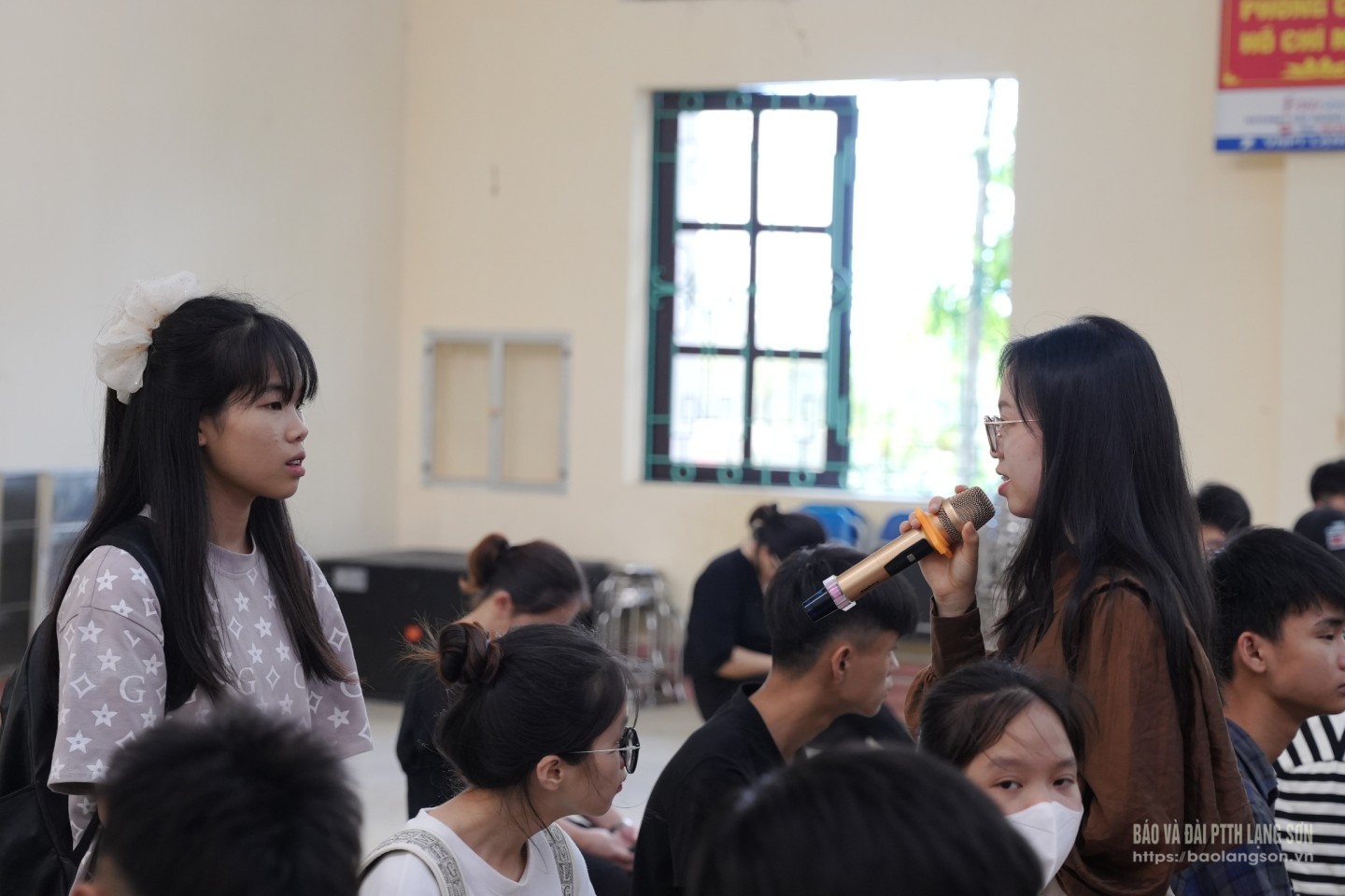 Đại diện Công ty TNHH nhân lực hàng đầu Việt Nam trả lời những thắc mắc từ các em học sinh