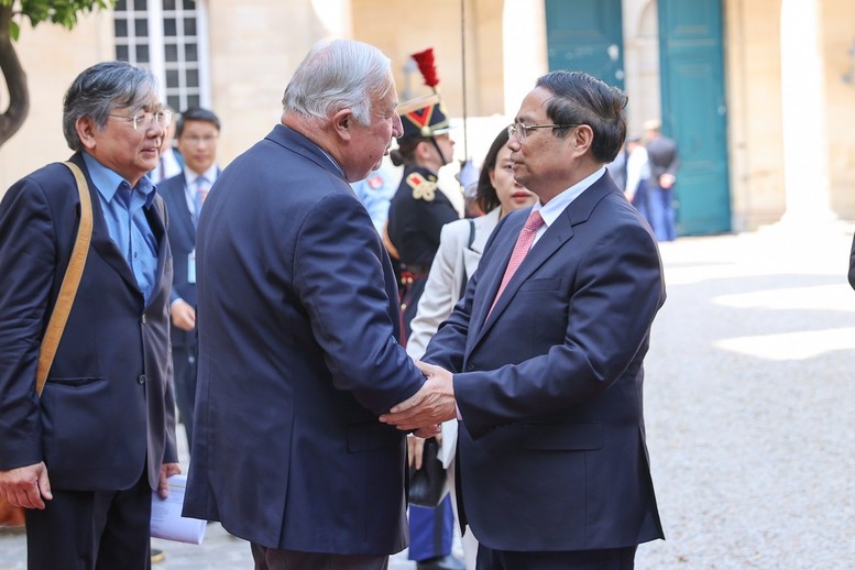 Chủ tịch Thượng viện Gérard Larcher đón Thủ tướng Phạm Minh Chính - Ảnh: VGP/Nhật Bắc