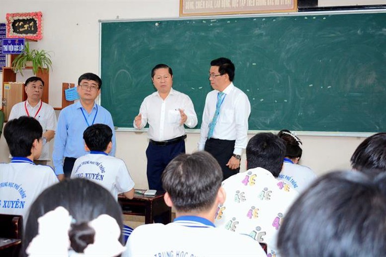 Thứ trưởng Lê Tấn Dũng động viên các em học sinh tự tin trước kỳ thi tốt nghiệp THPT - Ảnh: VGP/Nguyễn Mạnh
