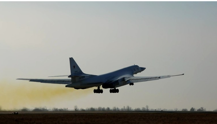 Máy bay ném bom tầm xa Tu-160 của Nga. (Ảnh: RT)