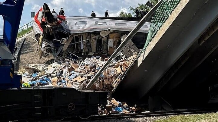 Hiện trường vụ sập cầu đường sắt ở Nga. (Ảnh: RIA Novosti)