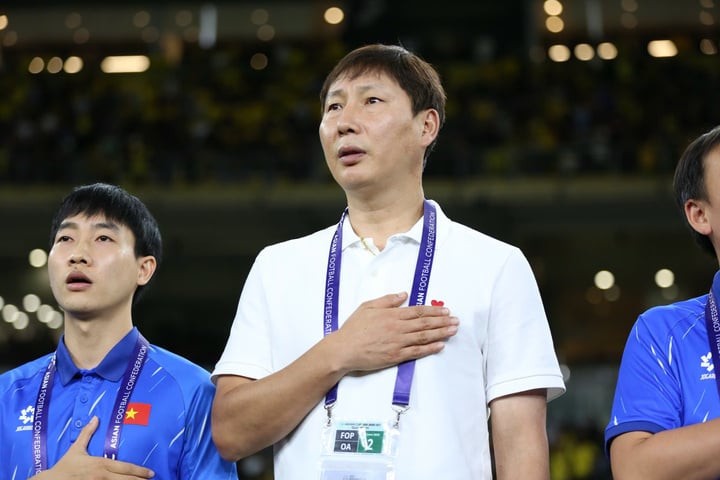 HLV Kim Sang-sik phá sản kế hoạch do 2 trụ cột chấn thương.