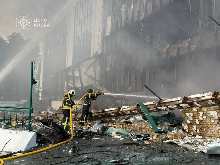 Một khu vực bị tấn công ở Kiev. (Ảnh: Kiev Independent)