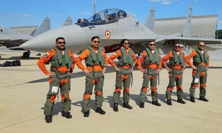 Nhân viên Không quân Ấn Độ với Su-30MKI. (Ảnh: Military Watch)