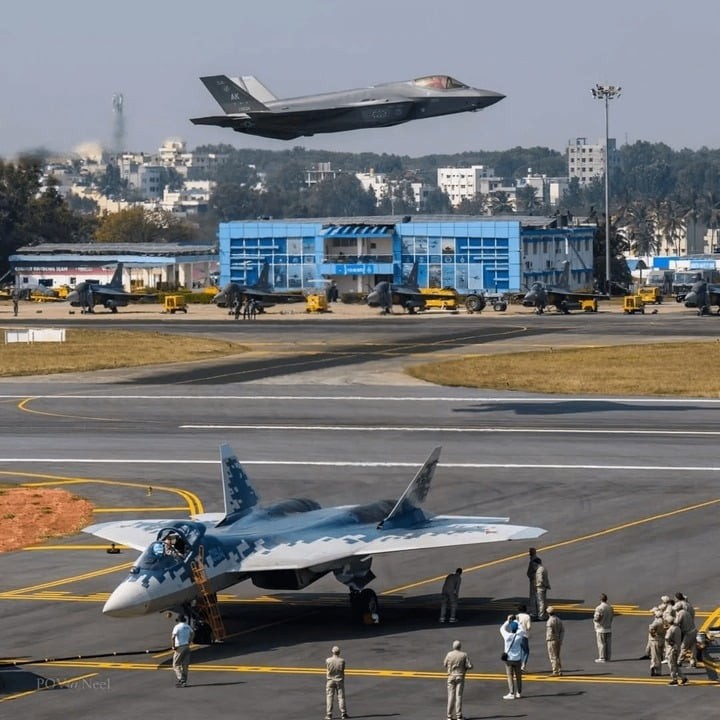 Su-57 và F-35 tại Aero India 2025. (Ảnh: Reddit)