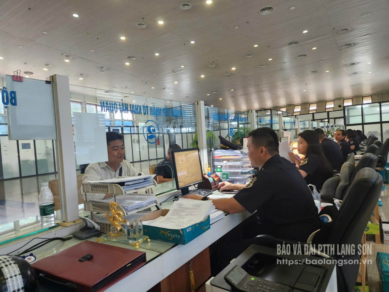Doanh nghiệp xuất nhập khẩu kê khai thủ tục tại Đội Hải quan Cửa khẩu Quốc tế Hữu Nghị