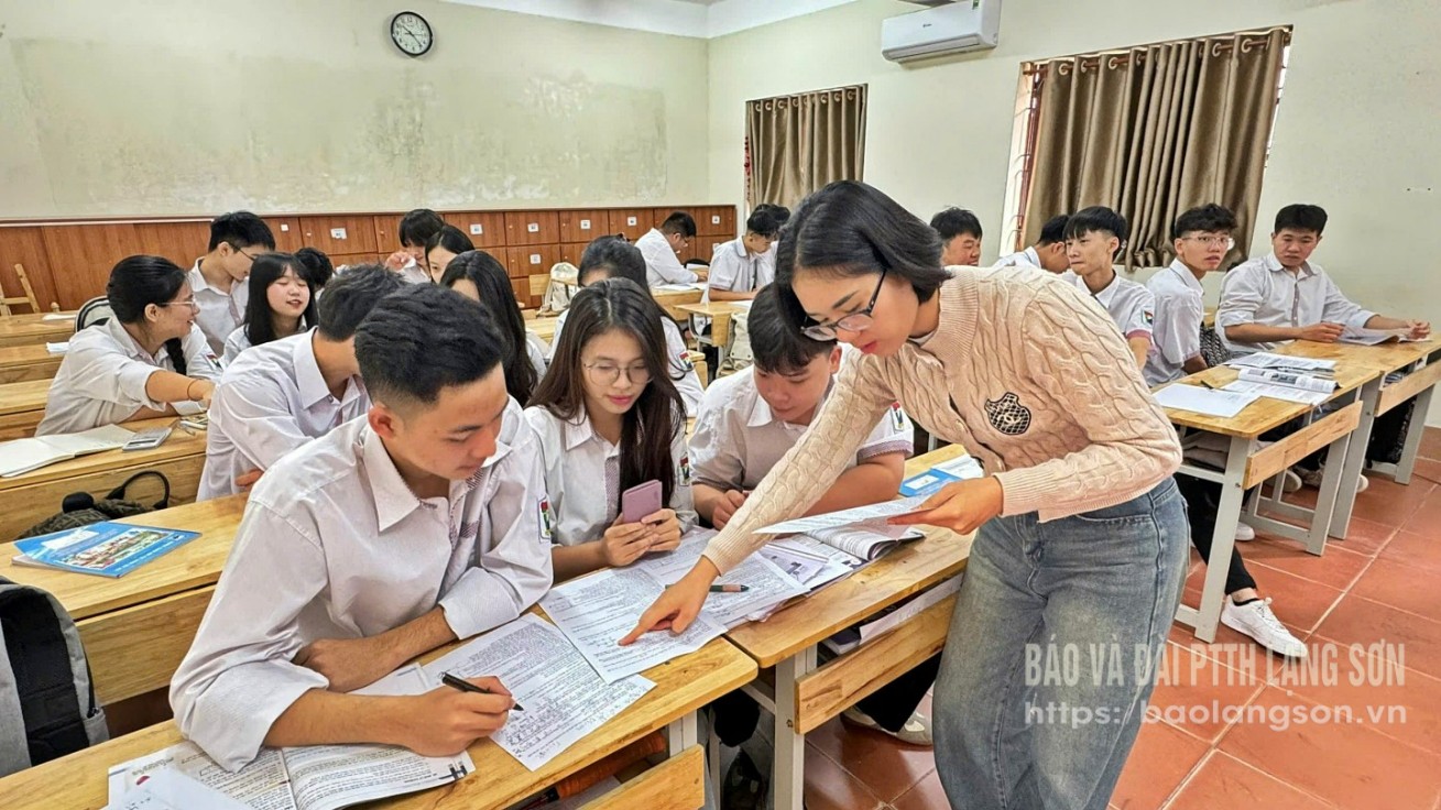 Giáo viên Trường THPT Việt Bắc hướng dẫn học sinh khối 12 ôn luyện đề