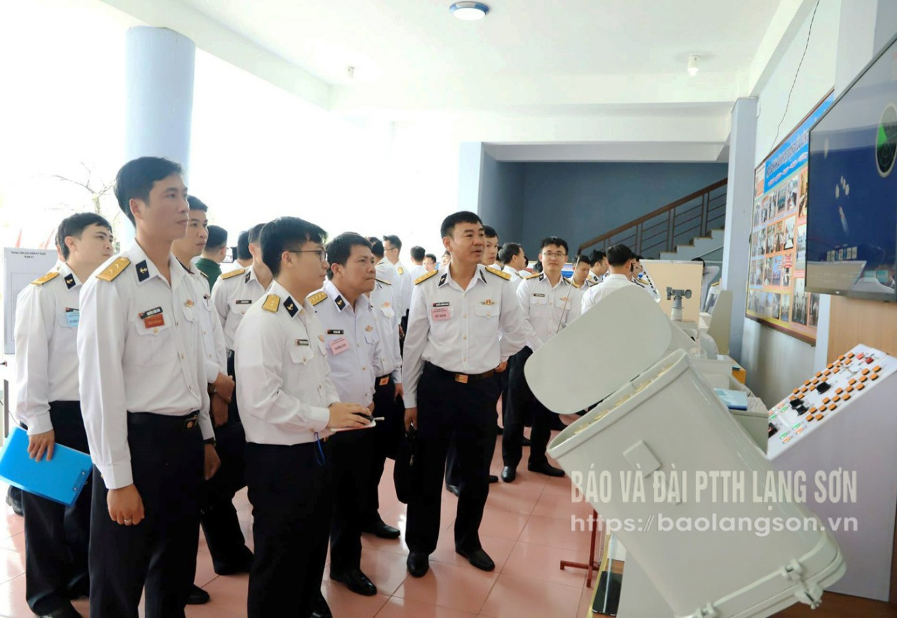 Các đại biểu tham quan mô hình Hệ thống phóng nhiễu kết hợp mô phỏng các phương án bắn tại hội thi sáng kiến, mô hình học cụ năm 2025 của Vùng 3 Hải quân