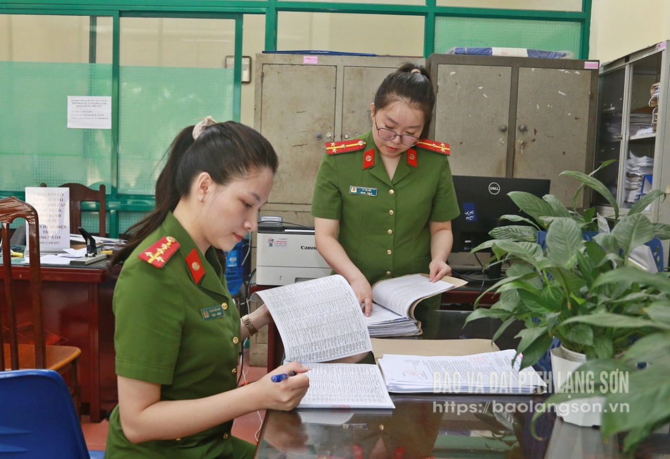 Cán bộ Phòng Cảnh sát quản lý hành chính về trật tự xã hội rà soát thông tin phục vụ đăng ký tài khoản định danh cho doanh nghiệp, hợp tác xã
