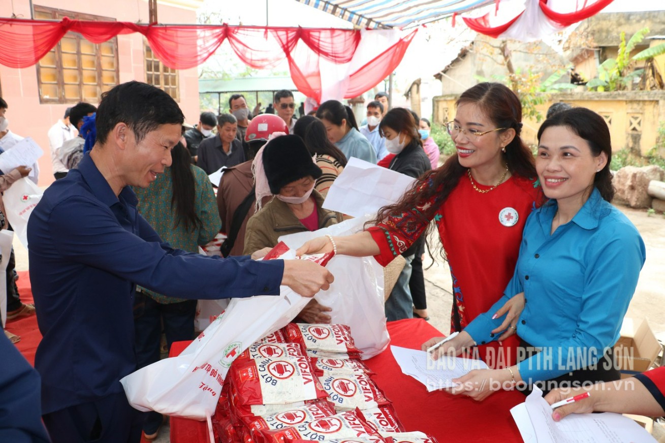 Lãnh đạo Hội Chữ thập đỏ tỉnh hỗ trợ nhu yếu phẩm cho người nghèo tại gian hàng trong chương trình Chợ Nhân đạo năm 2025 tại huyện Đình Lập