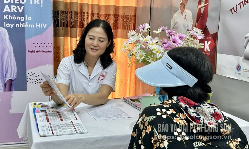 Cán bộ Trung tâm Y tế Cao Lộc tuyên truyền, tư vấn dự phòng lây truyền HIV từ mẹ sang con