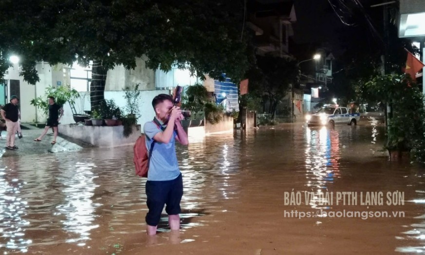 Nhà báo Vũ Văn Đạt, Trưởng Cơ quan thường trú TTXVN tại Lạng Sơn tác nghiệp trong đêm tại phường Chi Lăng, thàng phố Lạng Sơn vào tháng 9/2024