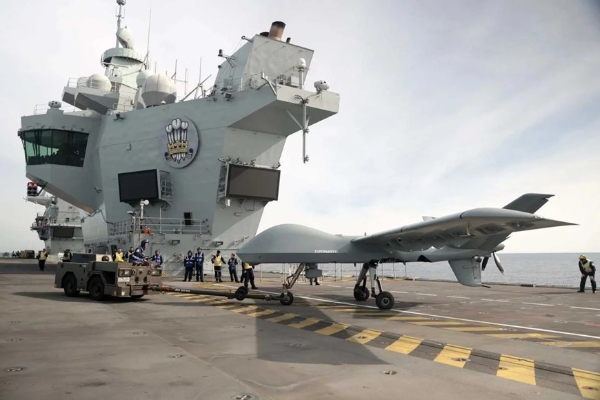 Hải quân Hoàng gia Anh thử nghiệm UAV Mojave trên tàu HMS Prince of Wales. Ảnh: Bộ Quốc phòng Anh