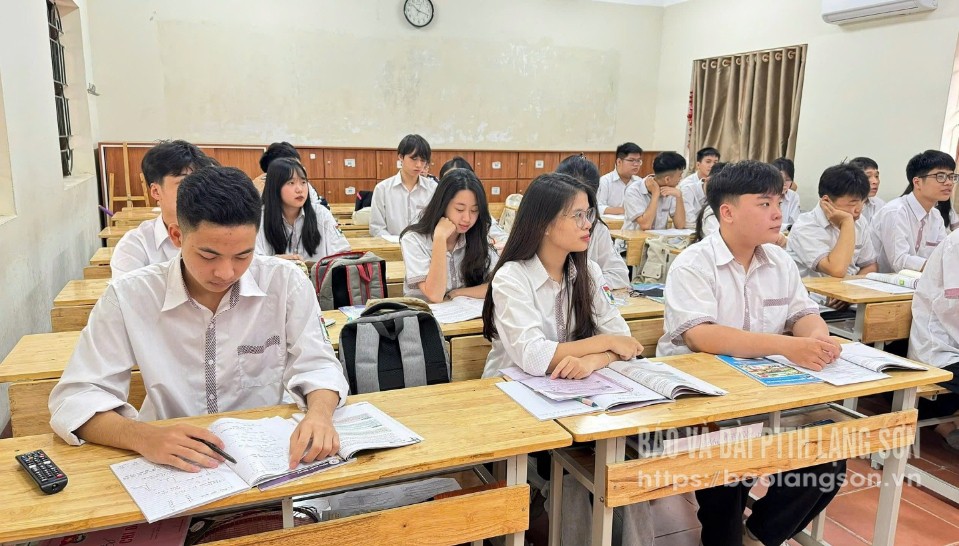 Giờ ôn tập trên lớp của học sinh khối 12 Trường THPT Việt Bắc