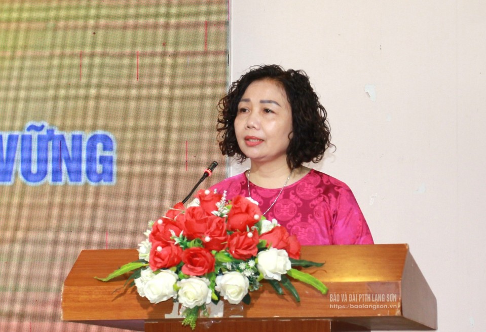 Nhà giáo ưu tú Nguyễn Minh Châu, Chủ tịch Hội Khuyến học Tỉnh Lạng Sơn phát biểu khai mạc hội thảo