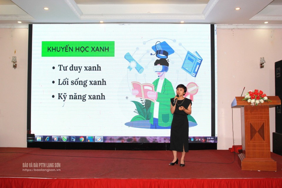 Đại biểu tham luận về chủ đề Đọc xanh - Mô hình văn hóa đọc góp phần xanh hóa tương lai