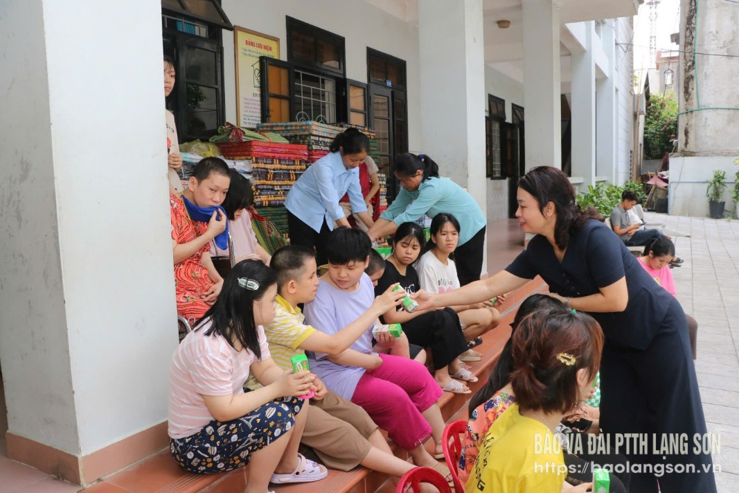Lãnh đạo Ủy ban Mặt trận Tổ quốc Việt Nam tỉnh phát sữa cho trẻ em tại cơ sở Mái ấm tình thương Vinh Sơn, thị trấn Thất Khê, huyện Tràng Định