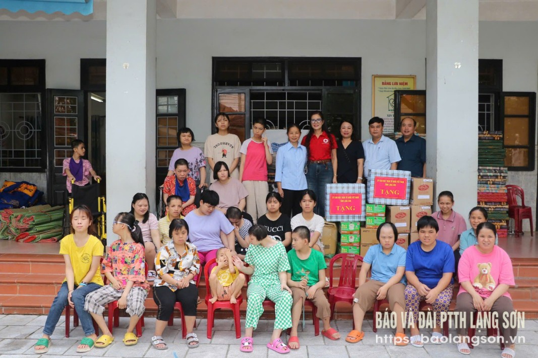 Lãnh đạo Ủy ban Mặt trận Tổ quốc Việt Nam tỉnh và Hội Chữ thập đỏ tỉnh tặng quà cho trẻ em tại cơ sở Mái ấm tình thương Vinh Sơn