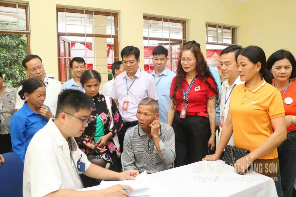CLB Thầy thuốc trẻ huyện Bình Gia phối hợp tổ chức chương trình khám, tư vấn và cấp phát thuốc miễn phí cho người dân trên địa bàn xã Hồng Thái
