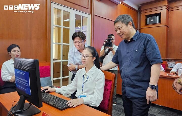 Ông Dương Anh Đức, Bí thư Quận ủy quận 1, kiểm tra công tác vận hành tại phường Sài Gòn.