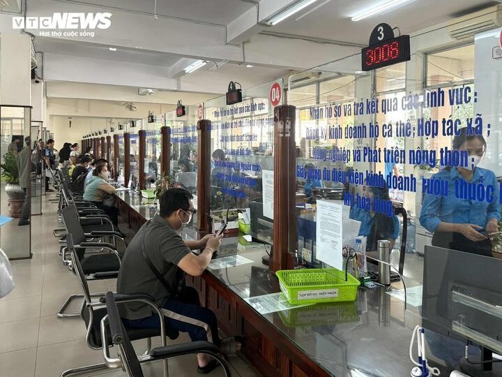 Người dân làm hồ sơ tại trụ sở UBND phường Lái Thiêu (sau sáp nhập, hiện là UBND TP Thuận An).