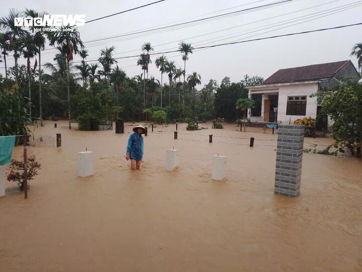 Thôn Thái Chấn Sơn ngập sâu do mưa lớn.