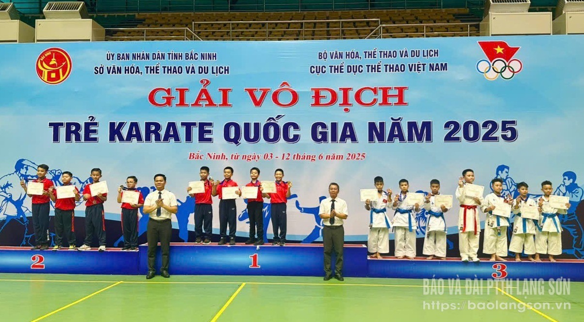 Các VĐV Lạng Sơn (phía trong bục 3) nhận huy chương đồng nội dung Kata đồng đội nam lứa tuổi 10 - 11