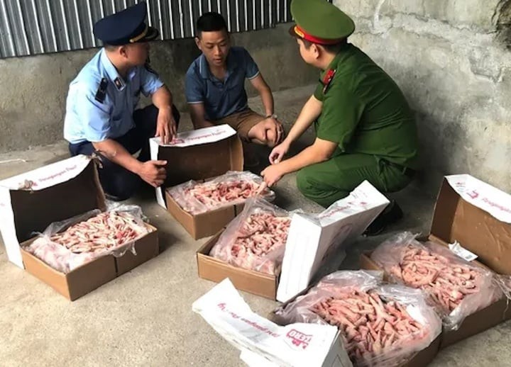Một tấn chân gà đựng trong thùng giấy in dòng chữ “KZERO - Paraguay” nhưng chủ hàng không xuất trình được giấy tờ chứng minh nguồn gốc.
