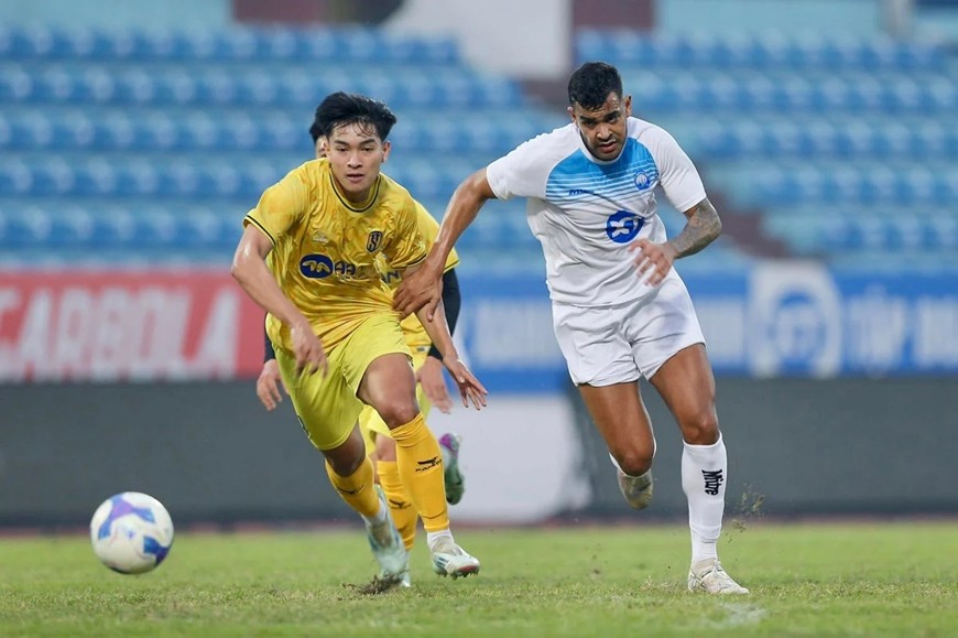 Tiền đạo Brenner Marlos (quần áo trắng) đang có phong độ rất cao trong màu áo Nam Định FC. Ảnh: Thép xanh Nam Định