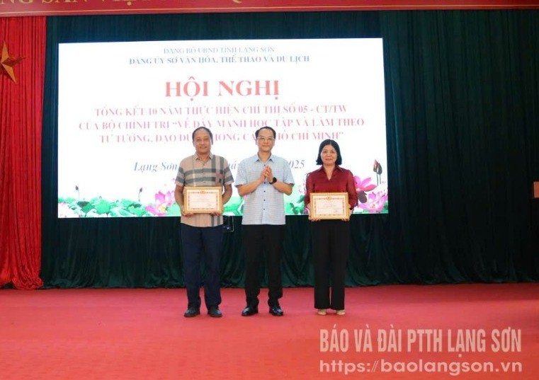 Các cá nhân được nhận giấy khen của Ban Chấp hành Đảng bộ Sở Văn hóa, Thể thao và Du lịch vì đạt thành tích xuất sắc trong học tập và làm theo tư tưởng, đạo đức, phong cách Hồ Chí Minh