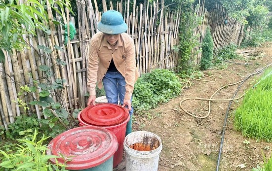 Người dân chủ động đổ nước khỏi vật dụng chứa nước để tránh cho muỗi sinh sản