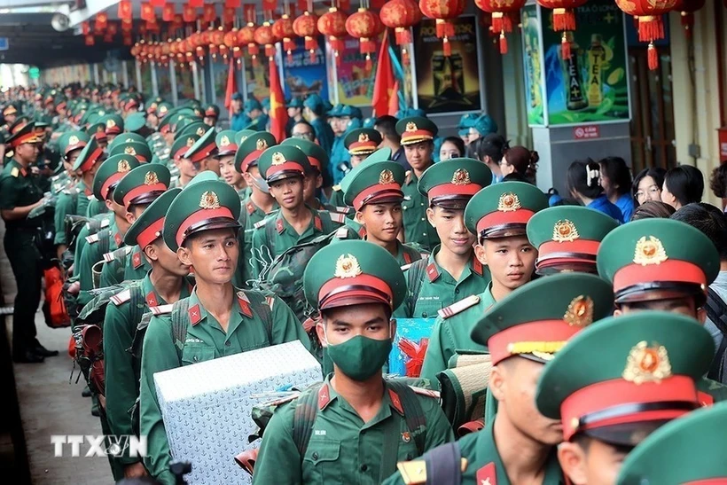 Trưa 6/6, tại Ga Hà Nội, những chuyến tàu đầu tiên đã đưa lực lượng quân đội, dân quân tự vệ tham gia luyện tập chuẩn bị cho nhiệm vụ A80, xuất phát từ ga Tam Kỳ và ga Sài Gòn tới ga Hà Nội. (Ảnh: Tuấn Anh/TTXVN)